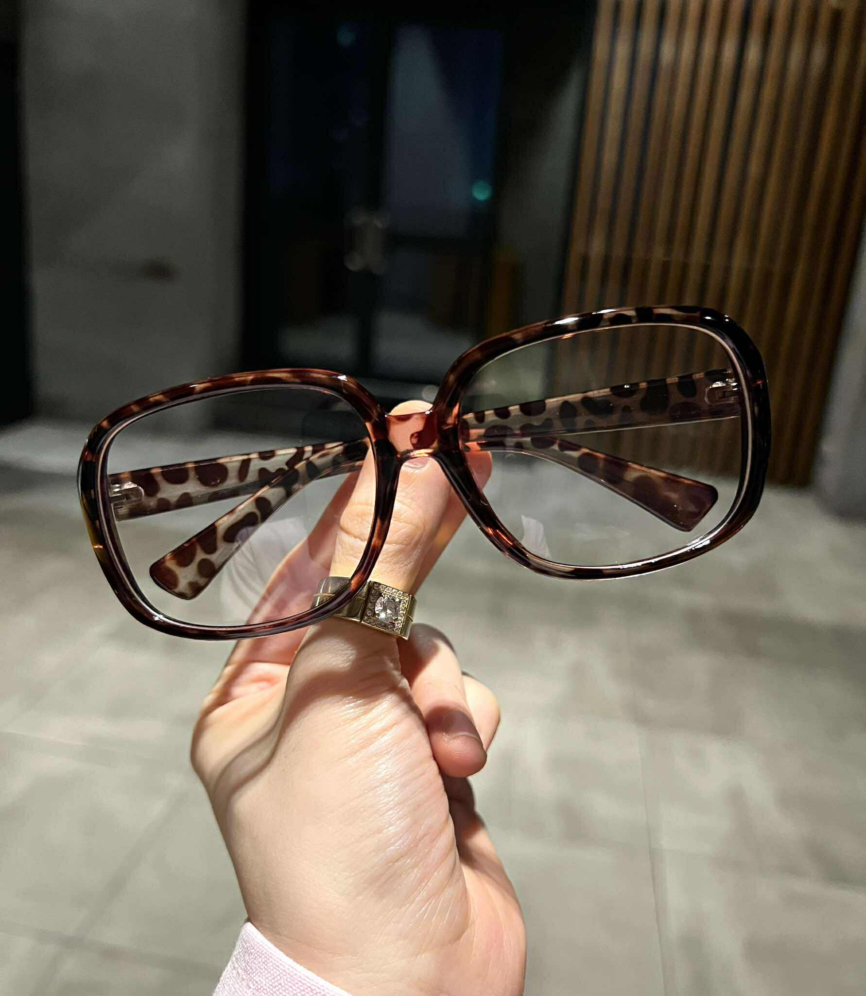 Kính mắt đi đường, Kính thời trang unisex nam nữ Mắt vuông dáng to màu đồi mồi