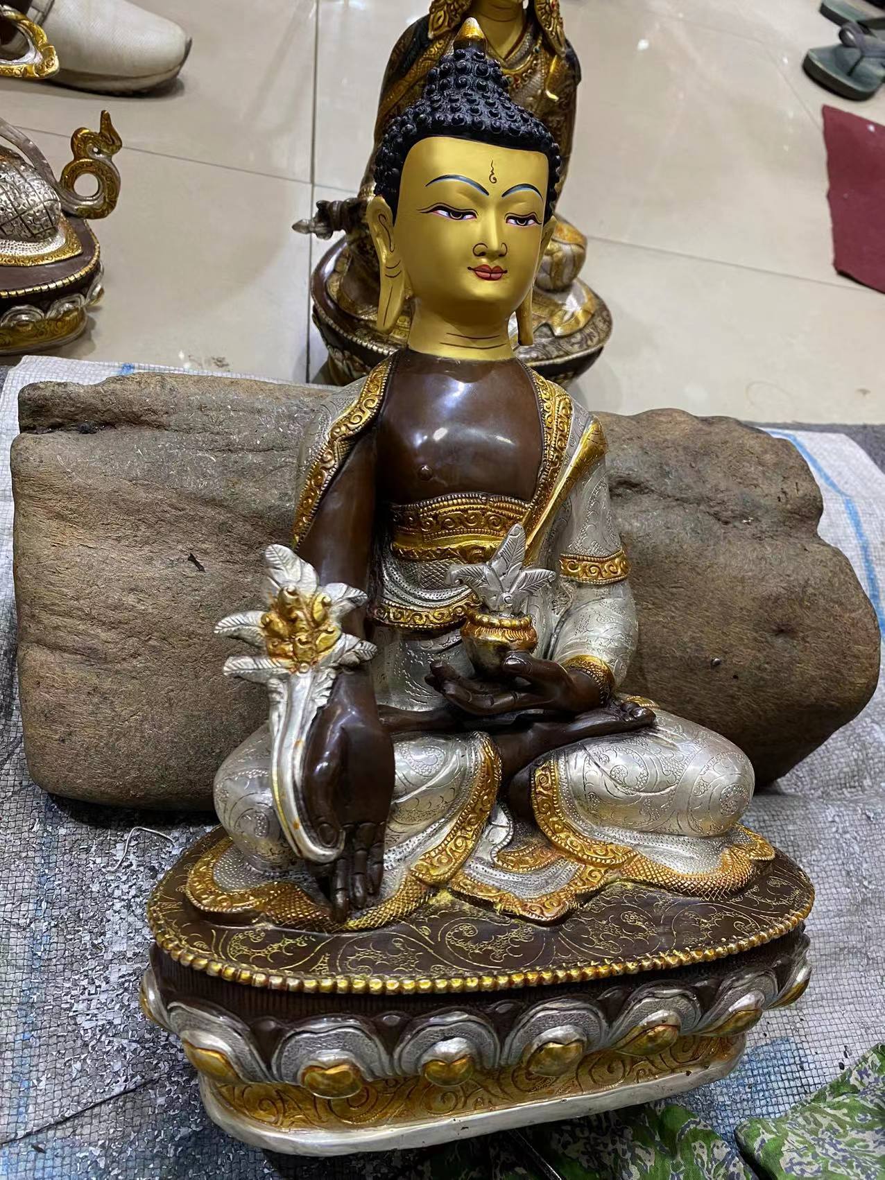 Phật Dược Sư bằng đồng mạ vàng bạc Nepal 33 cm