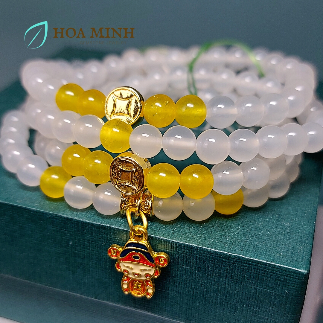 Vòng tay chuỗi 108 hạt Mã Não trắng 6 li phối đá Mã Não vàng, charm Thần Tài bạc xi vàng Bình An Tài Lộc