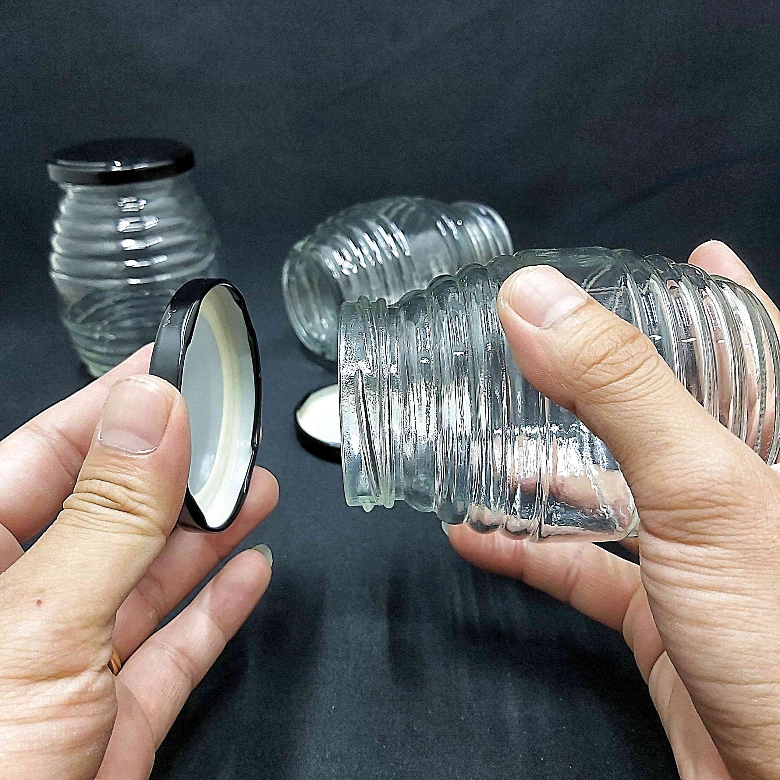 Combo 8 hũ thủy tinh 350ml mẫu con ong nắp thiếc đen vặn – hủ đựng mật ong, yến chưng, dầu dừa, gia vị, thức uống, sữa chua