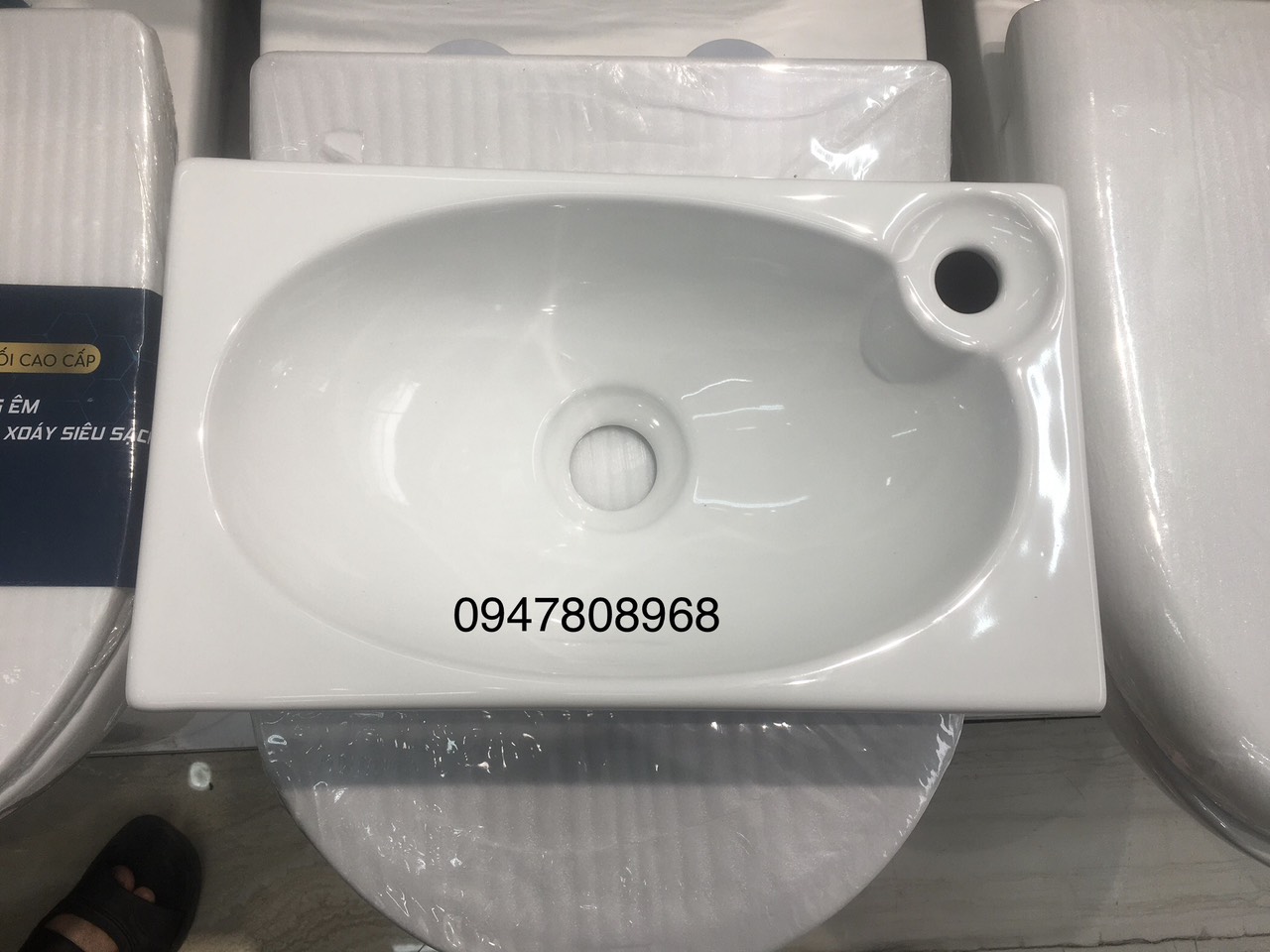 Chậu lavabo, chậu rửa mặt treo tường mini giá hạt rẻ.