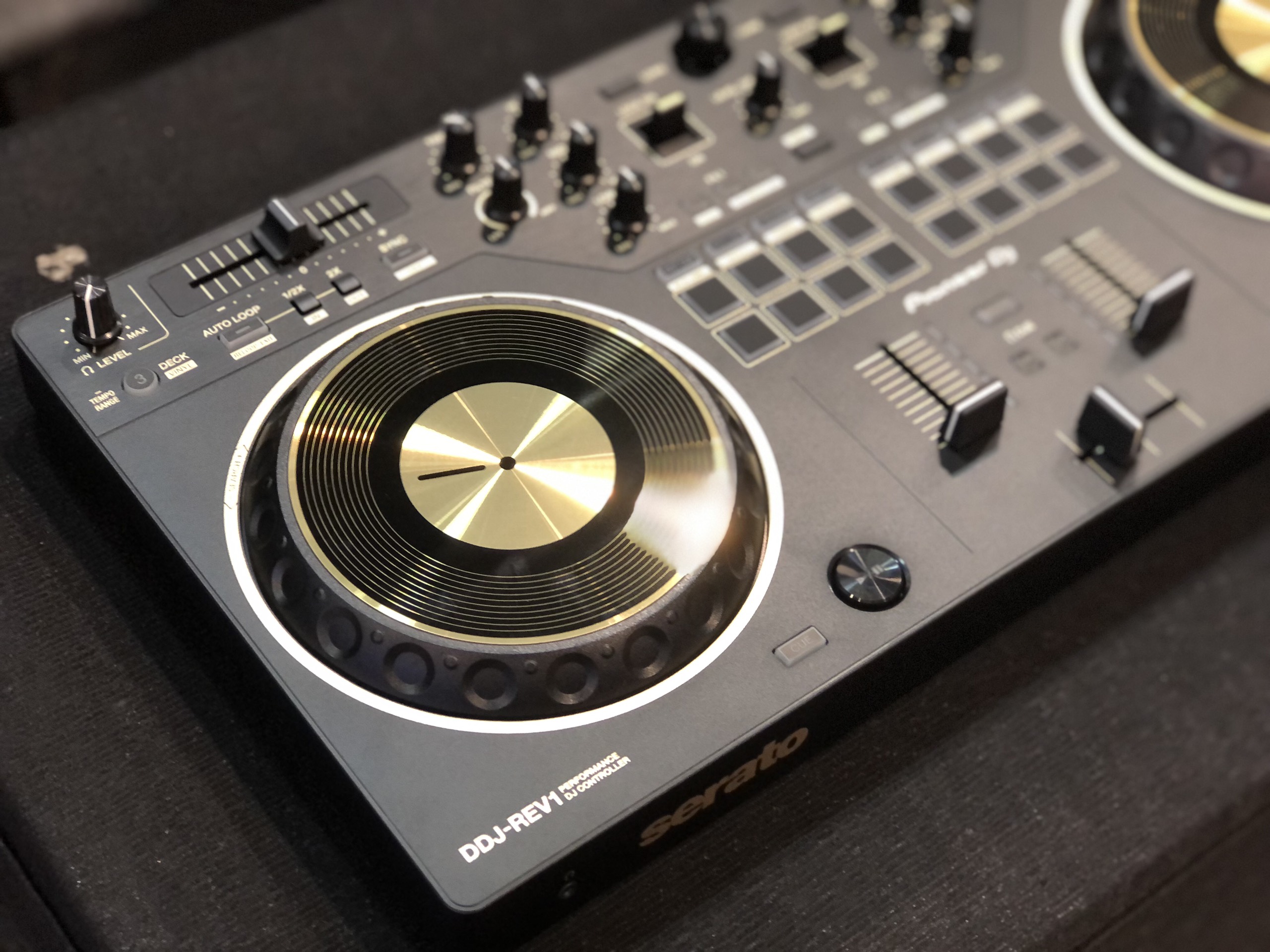 Máy DJ Controller 2 kênh sử dụng Serato DJ DDJ REV1 phiên bản viền vàng Pioneer - Hàng chính hãng