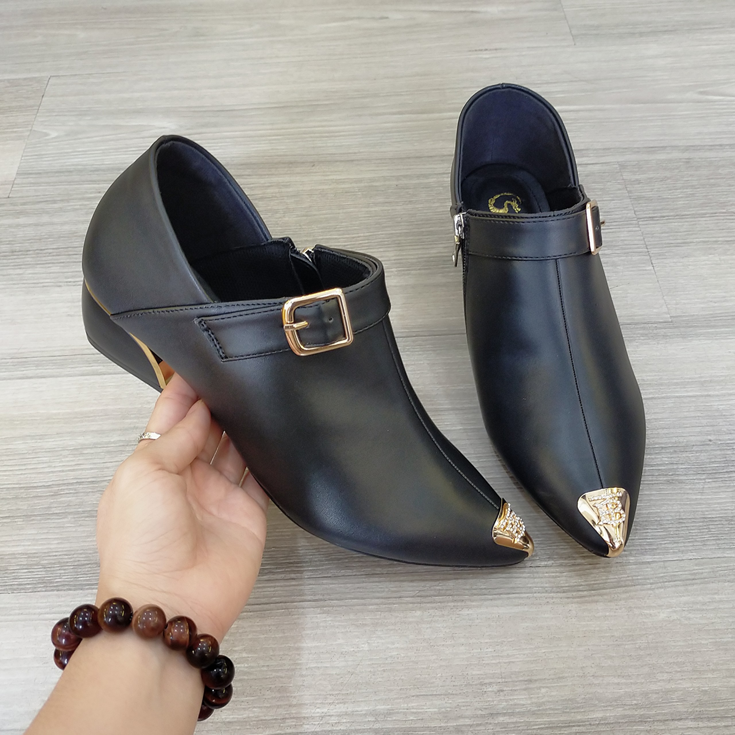 Boot thời trang nữ mũi phối kim loại cao cấp ROSATA RO302 4p gót trụ - Đen, Kem - HÀNG VIỆT NAM - BKSTORE