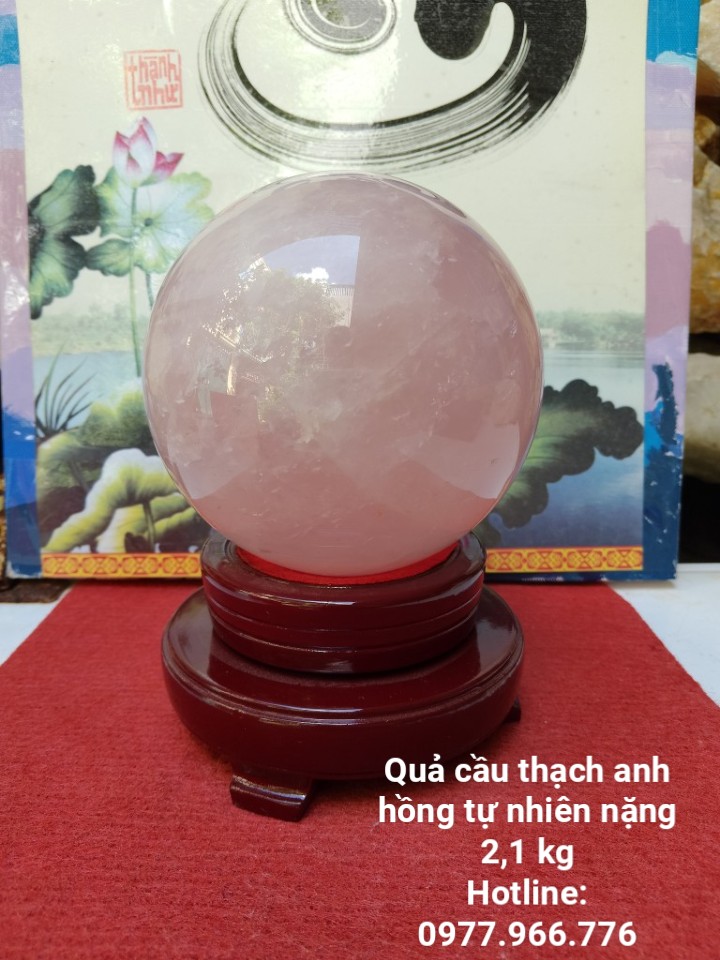 Quả Cầu Đá Thach Anh Hồng Phong Thủy Có Tặng Kèm Đế Gỗ Xoay (2,1 kg)