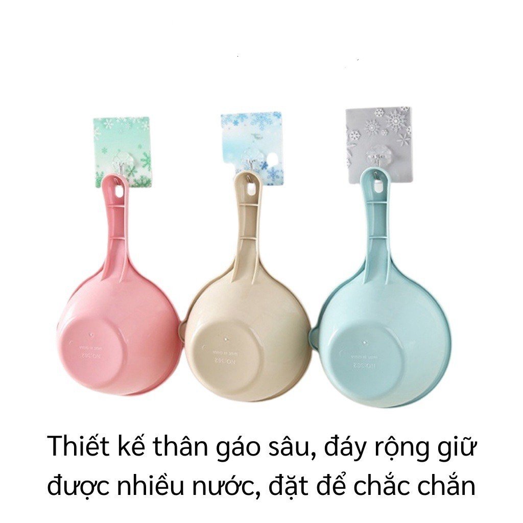 Ca Nhựa Múc Nước Cán Dài Tiện Lợi