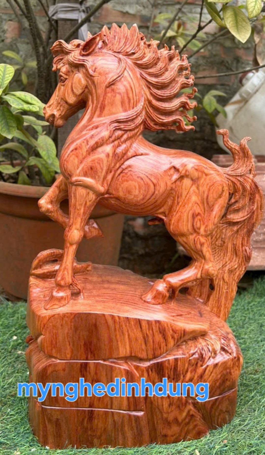 Tượng con ngựa thong dong phong thủy gỗ hương đá cao 40x24x10cm