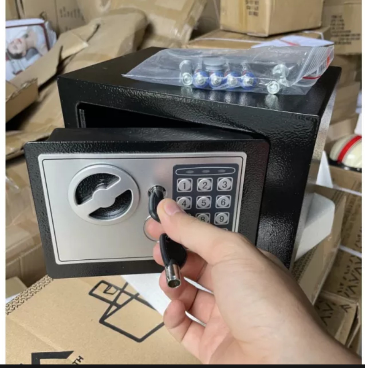 Siêu phẩm két sắt mini dùng khóa điện tử độ bảo mật cao an toàn khi sử dụng két sắt mini không thể thiếu trong mỗi gia đình hàng cao cấp