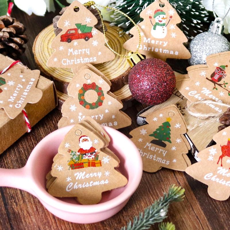 Thẻ giấy in chữ Merry Christmas kèm dây treo dùng để trang trí cây thông Giáng Sinh