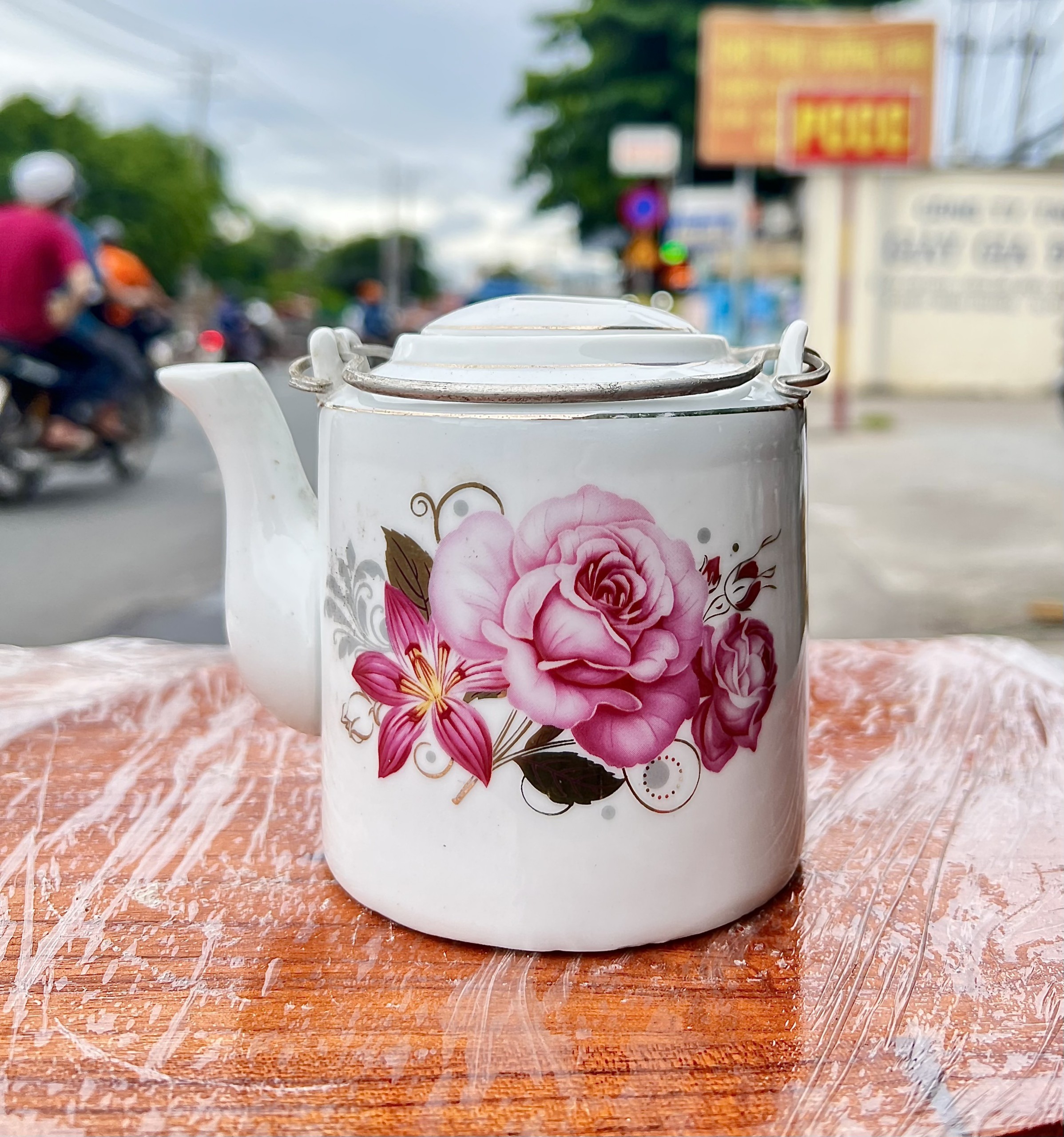 Ấm Trà sứ Bát Tràng cao cấp họa tiết bông hoa