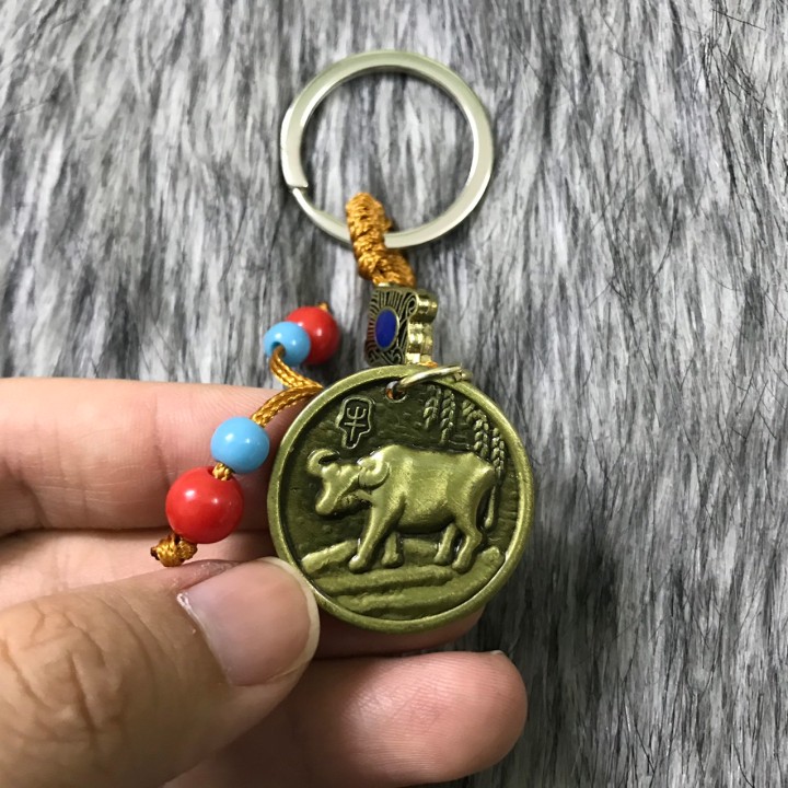 Móc khóa hình con Trâu bằng nhựa sơn màu đồng, bền chắc, nhẹ nhàng, giúp mang lại may mắn, cầu tài lộc cho năm Trâu 2021 - TMT Collection - SP005157