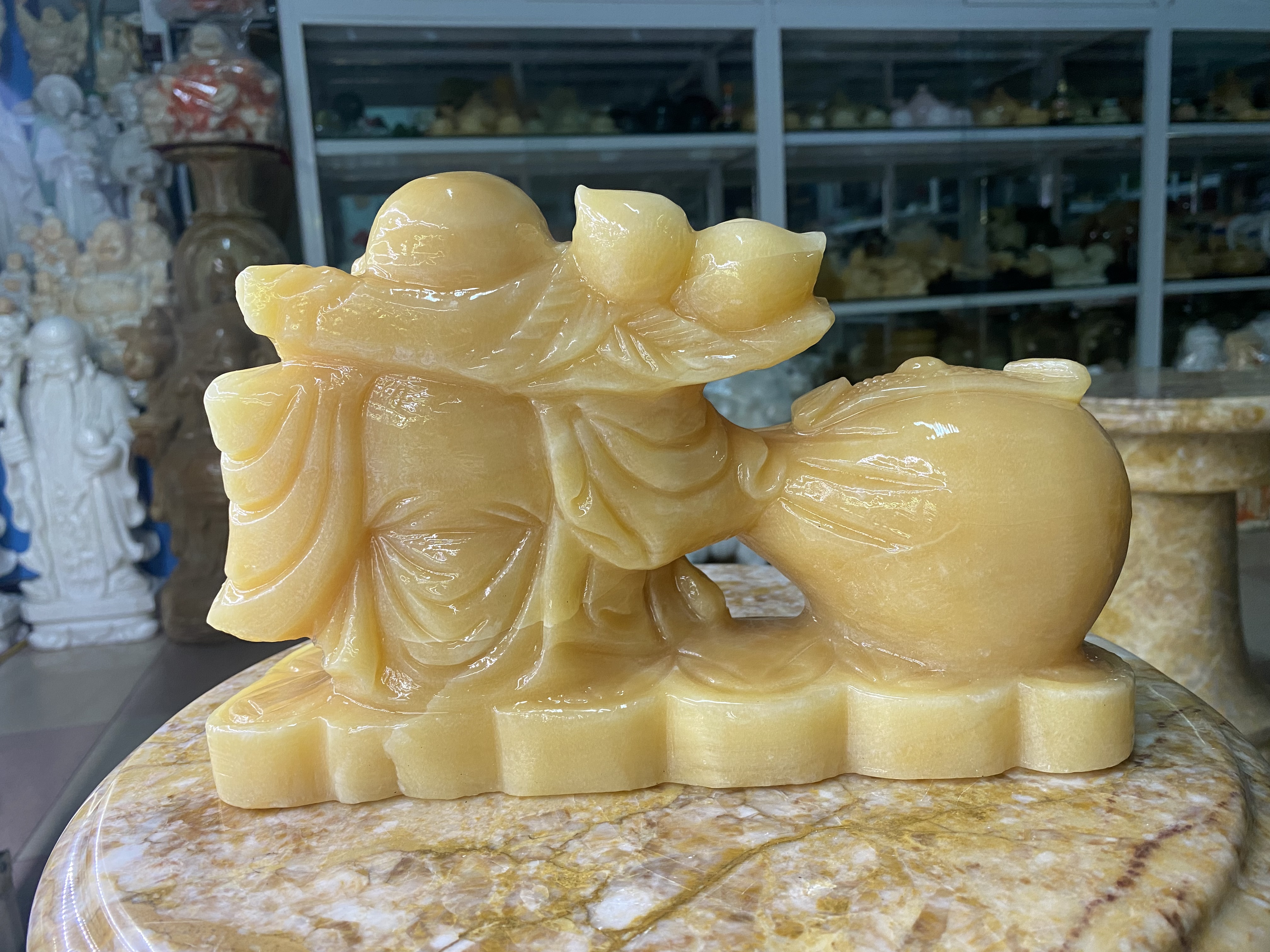Tượng Cụ Di Lặc Cười Hoan Hỉ Kéo Bao Tiền Đá Ngọc Hoàng Long - ngang 25cm