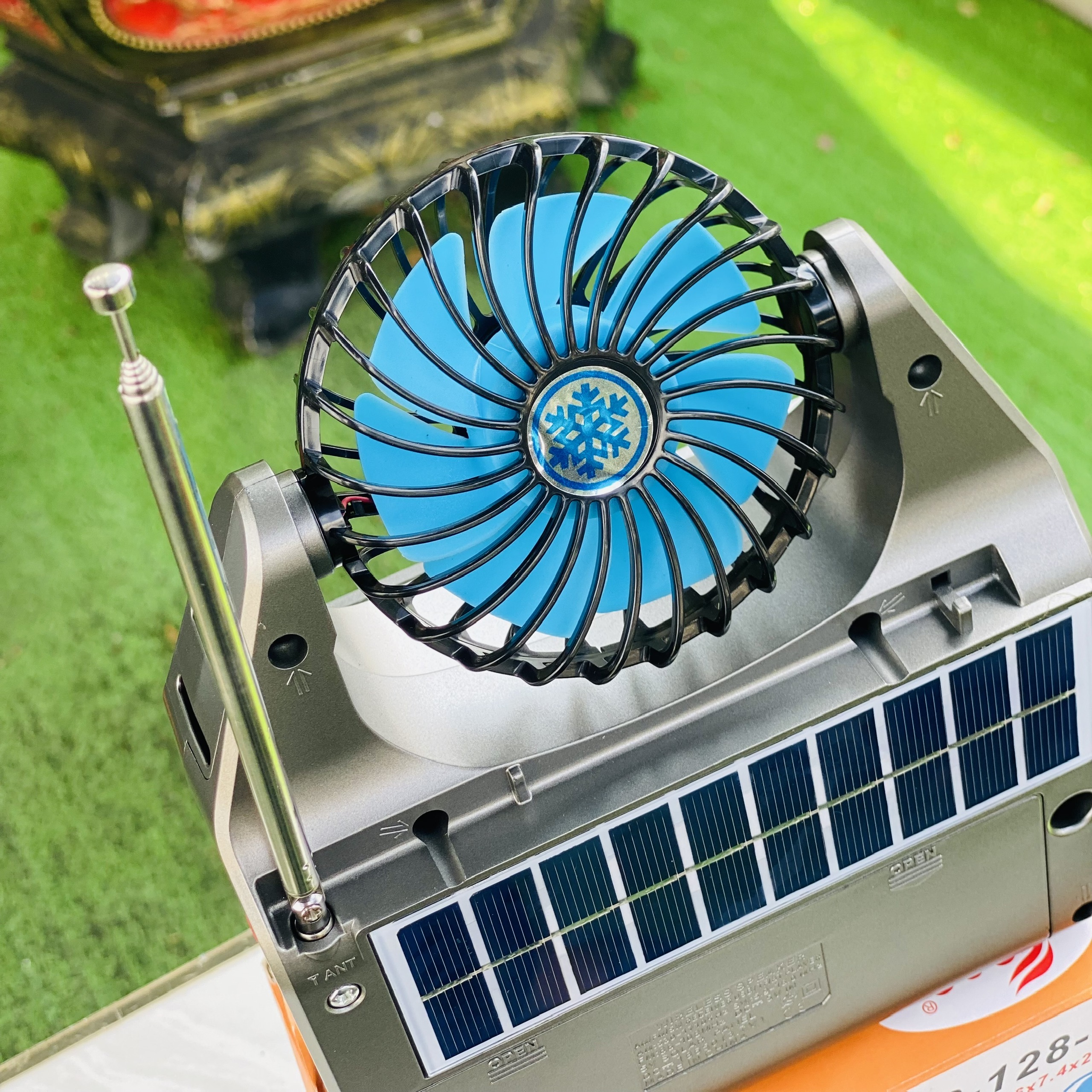 Quạt Mini 4in1 FP 128S Có Đài FM, Đèn Pin, Sạc Năng Lượng Mặt Trời – Hỗ Trợ USB, Bluetooth, TF, AUX Nhỏ Gọn Thông Minh Hàng Nhập Khẩu