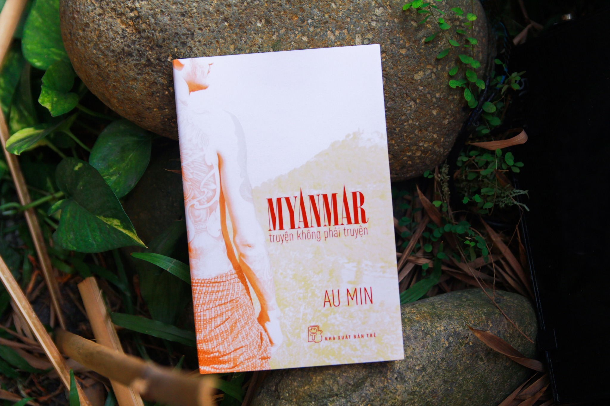 MYANMAR TRUYỆN KHÔNG PHẢI TRUYỆN - Au Min - (bìa mềm)