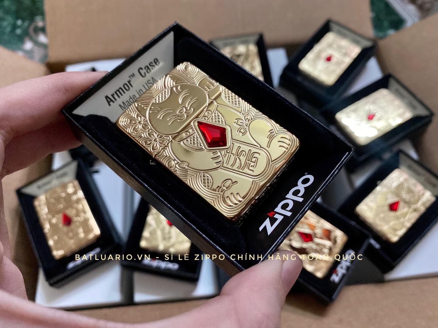 Bật Lửa Zippo 49802 – Zippo Lucky Cat Design Emblem Attached Armor High Polish Brass