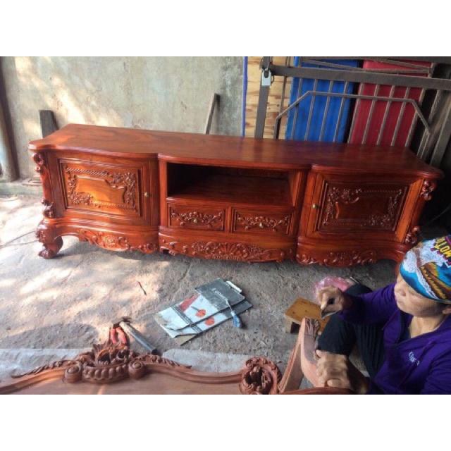 Kệ tivi phòng khách gỗ Hương đẹp.