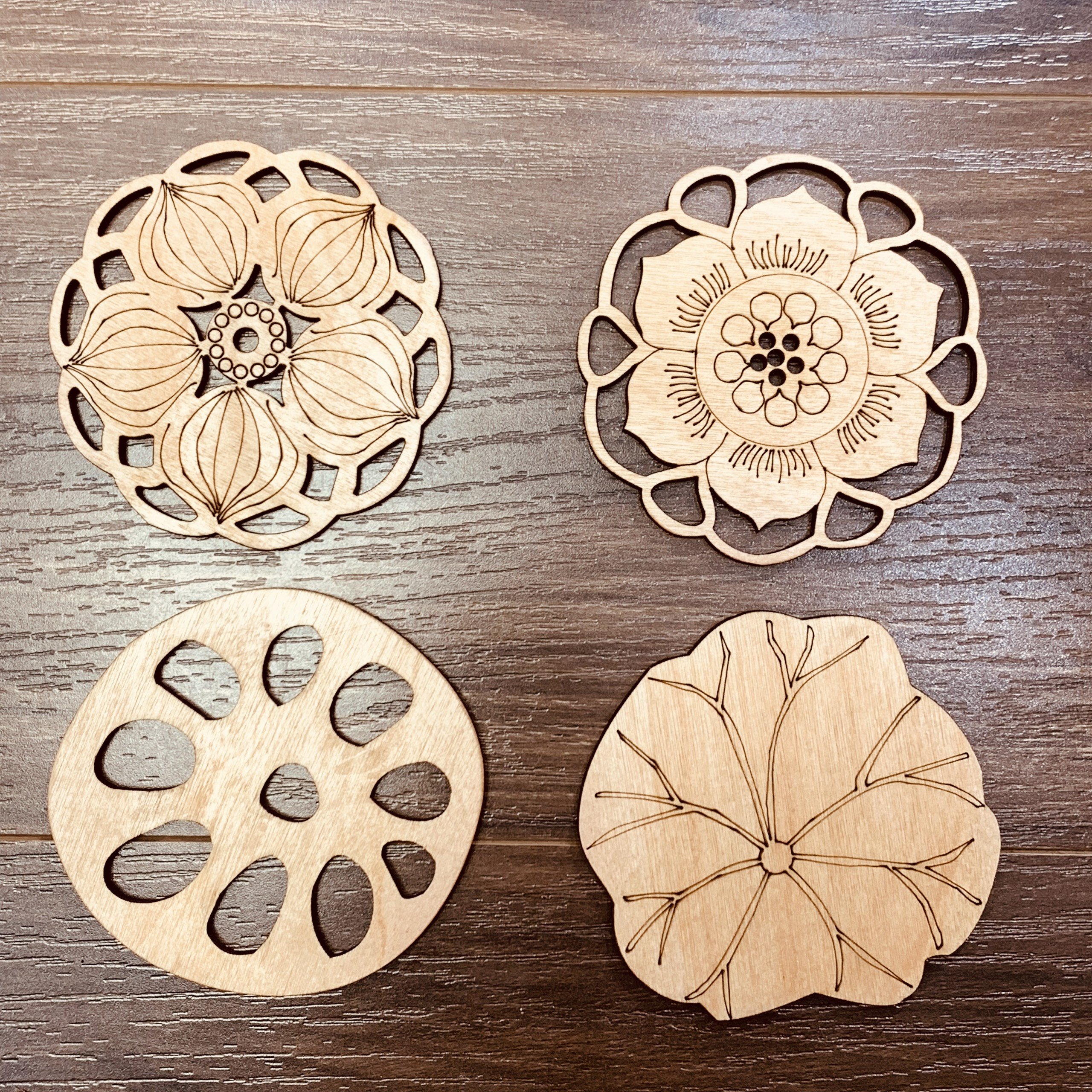 Bộ 4 Tấm Lót Cốc, Lót Ly Chất Liệu Gỗ Họa Tiết Hoa Sen Dùng Trang Trí Decor Quán Cafe, Phòng Bếp, Phòng Ăn