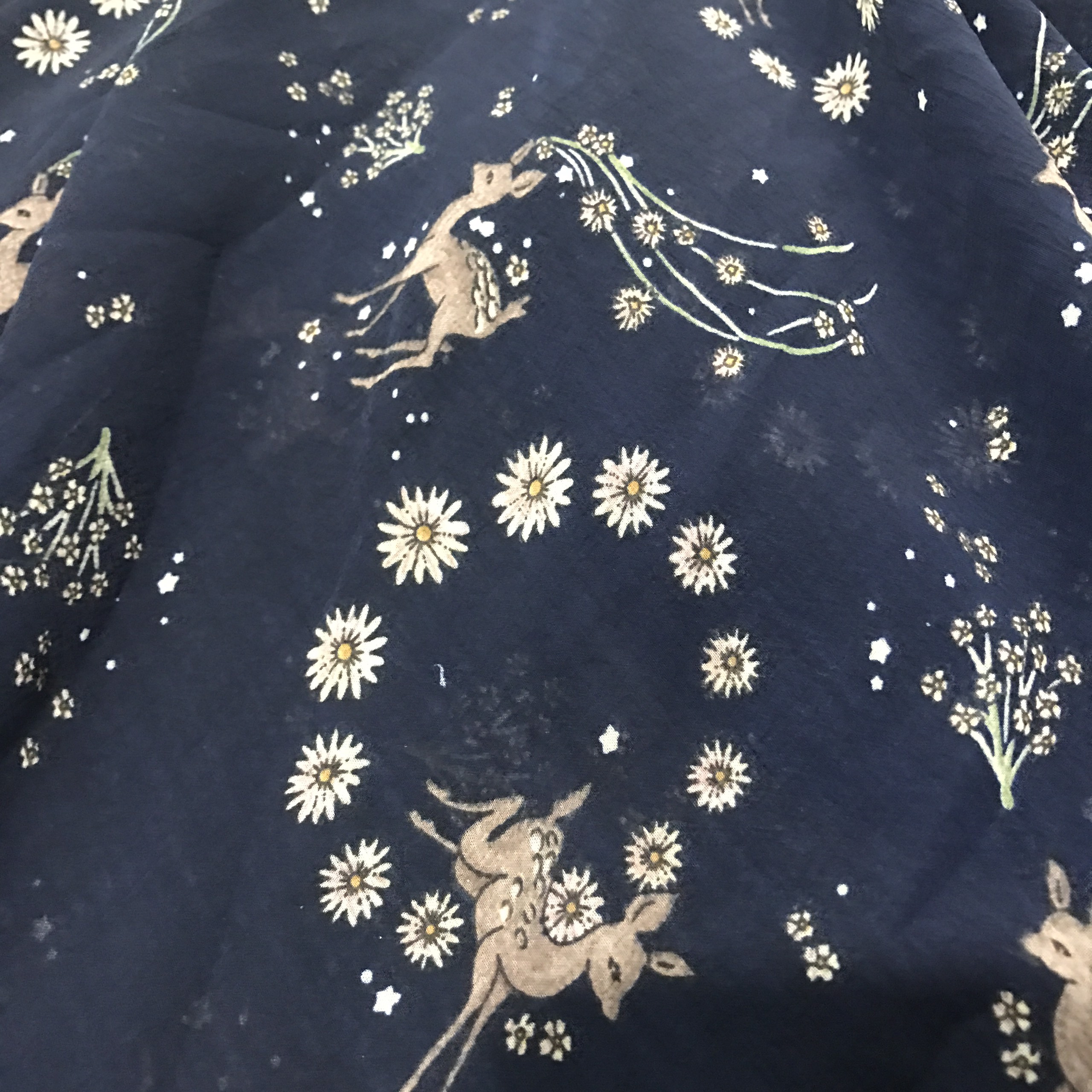Vải voan chiffon mỏng mềm co giãn nhẹ họa tiết hươu nền xanh than