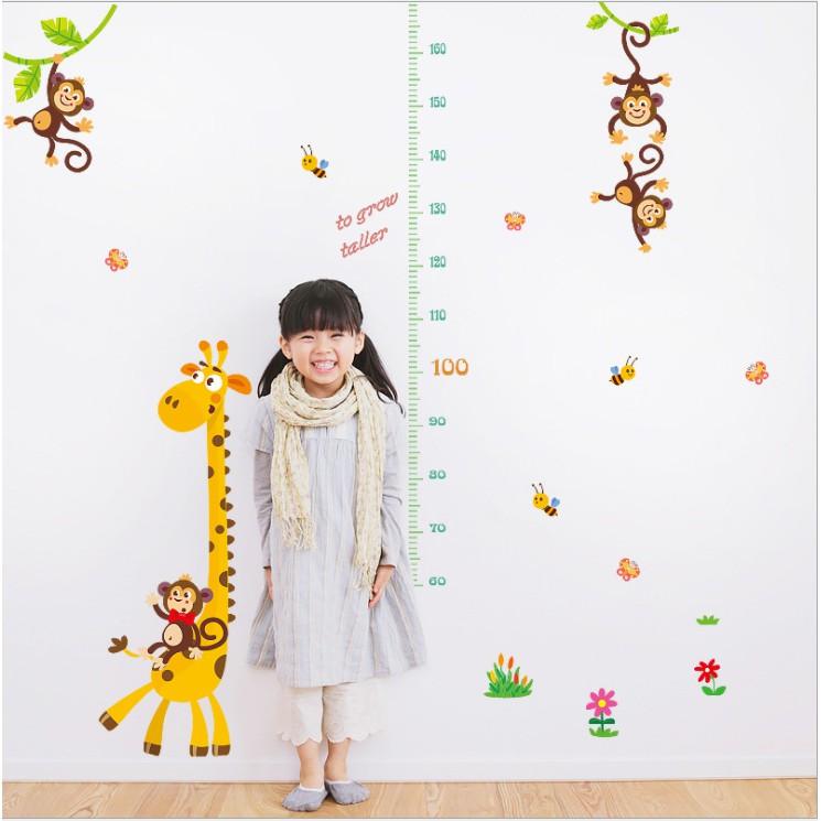 Decal trang trí tường - thước đo Hươu Nâu dây leo khỉ