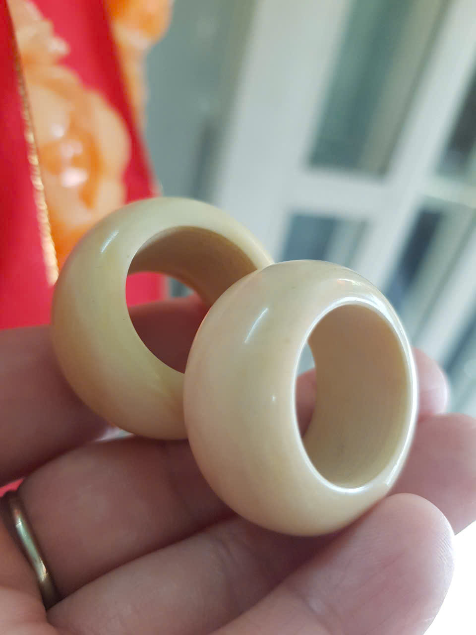 Nhẫn Nam Giả Ngà hay Xương Mỹ Nghệ màu trắng Ni 19mm Cao 15mm Dầy 6mm Dành Cho Các Anh Nam đeo nhẫn ngón tay cái hay bất kỳ ngón tay nào ni lọt vừa tay là 19mm rẻ vẫn đẹp như thường ạ