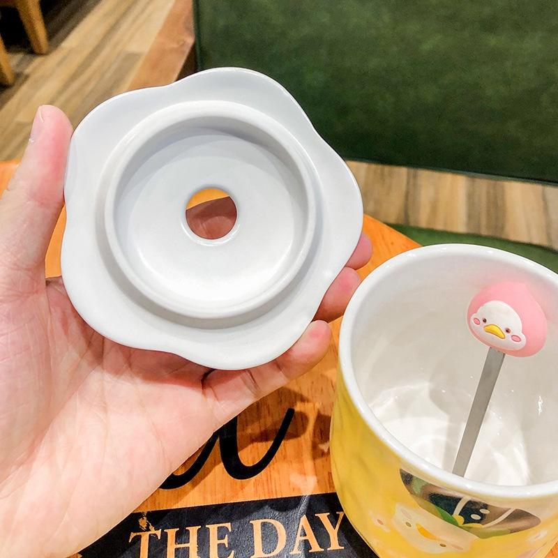 Cốc sứ Vịt vàng có nắp có thìa - Cốc uống nước họa tiết cat fish dễ thương - quà tặng văn phòng
