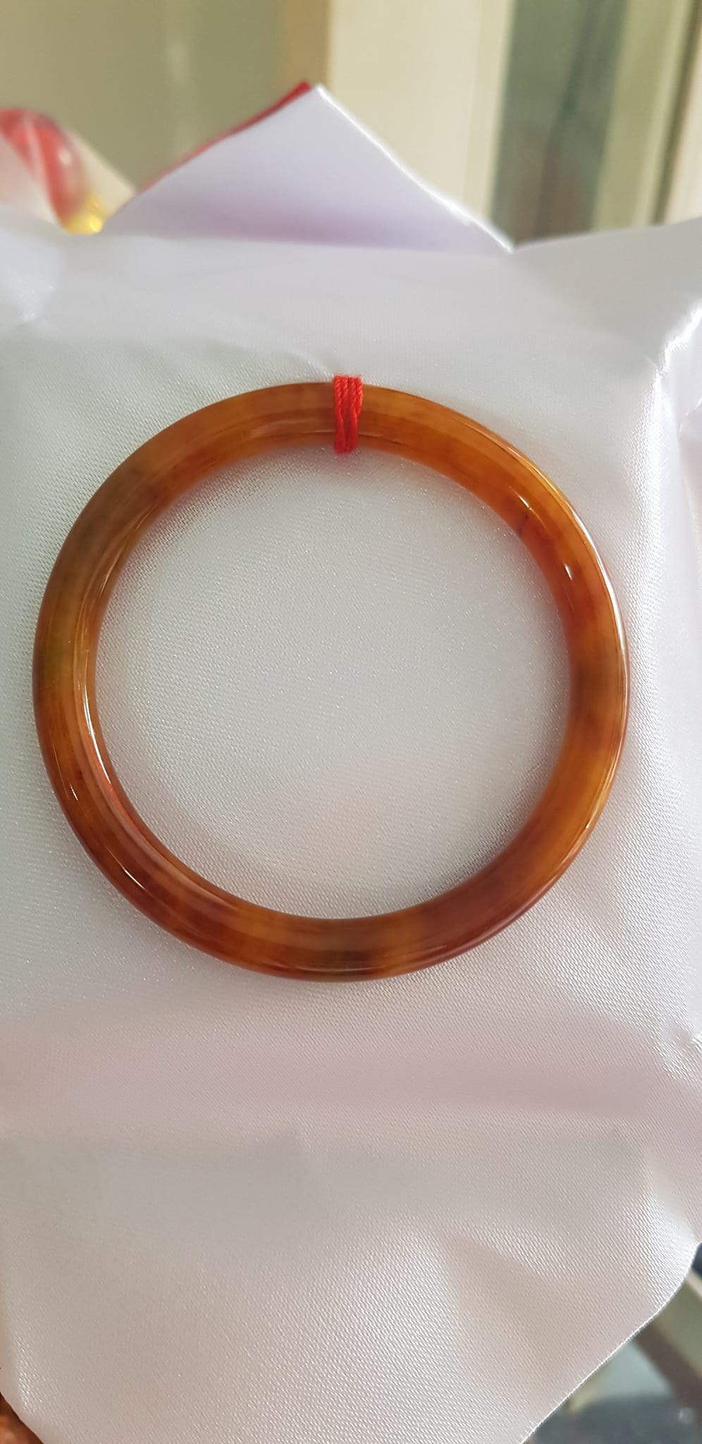 Vòng tay nữ đá Cẩm thạch Vàng đậm Vân vân bóng đẹp lạ Ni 50mm x cọng 6mm Nữ Thổ mệnh Kim 49kg - 53kg đeo Món quà tặng ý nghĩa dành cho các chị em đeo vòng tay Ni 50mm ạ