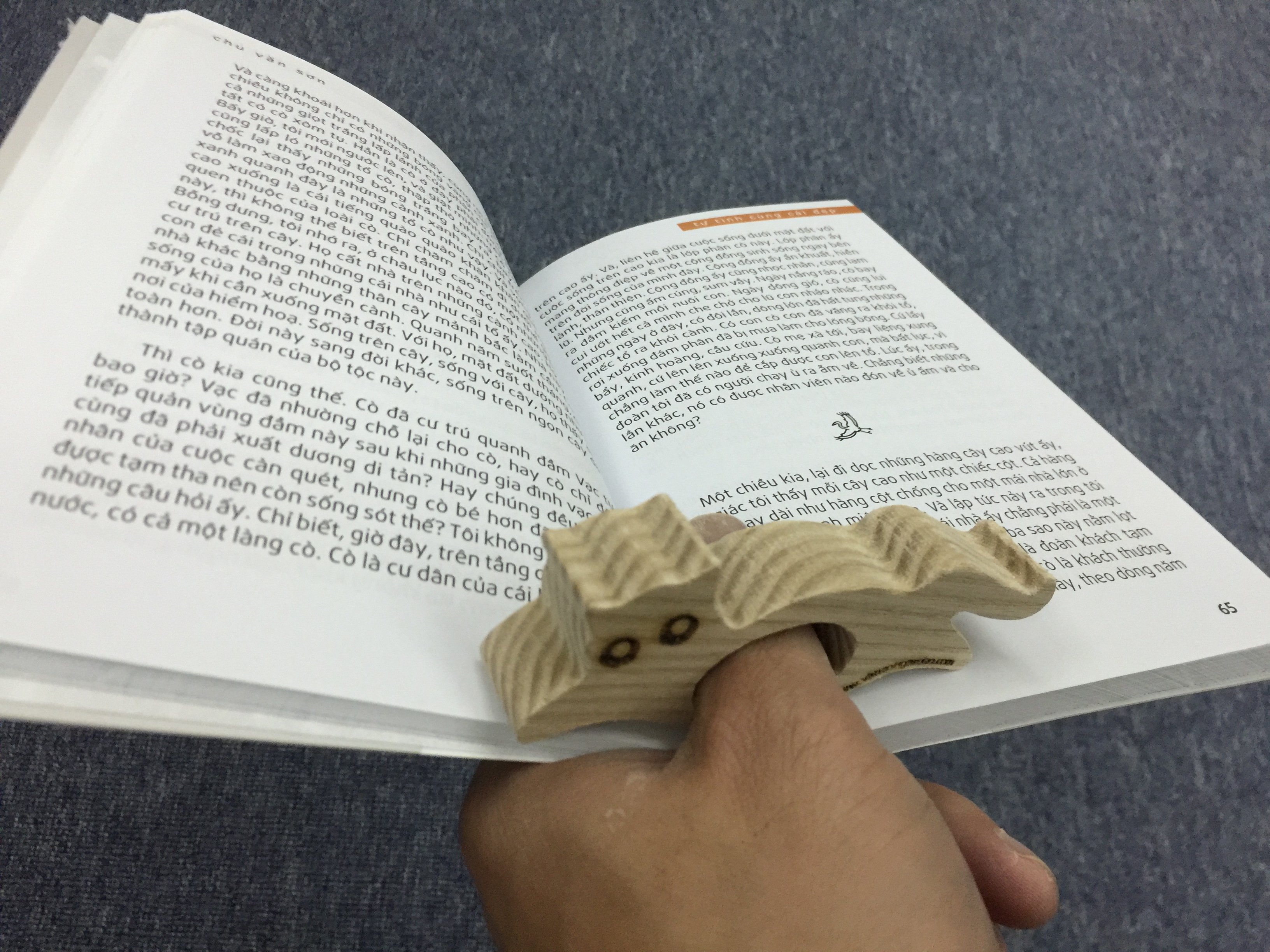 Kẹp sách xỏ ngón gỗ tự nhiên COMBO A (5 chiếc) - hình cá voi, mèo, ếch, hình la bàn (thumb book holder - whale, cat, frog and compass shape)