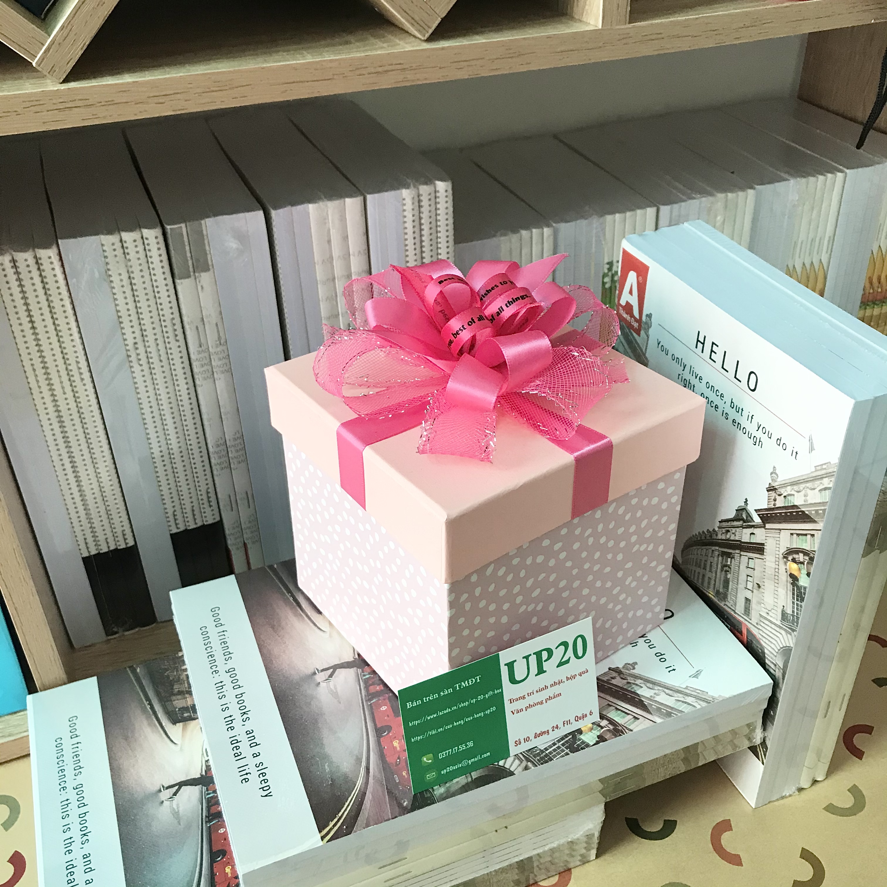 Hộp quà hình vuông dễ thương kích thước 13cm x 13cm
