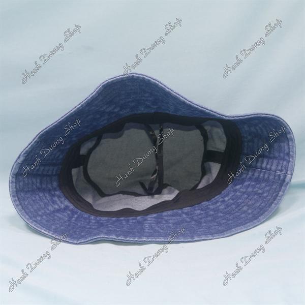 Nón tai bèo jean vành rộng 6,5cm vải jean loang gắn mặt sắt Aebr hàng quảng châu có dây rút phía trong, hàng 1 lớp vòng đầu 56-58cm - Xanh đậm