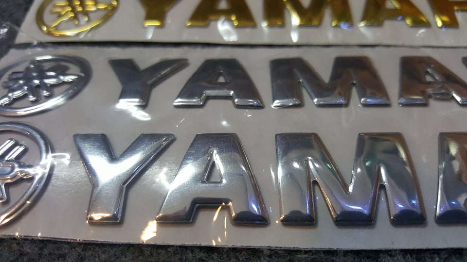 Bộ 2 miếng dán chữ nổi logo hãng xe