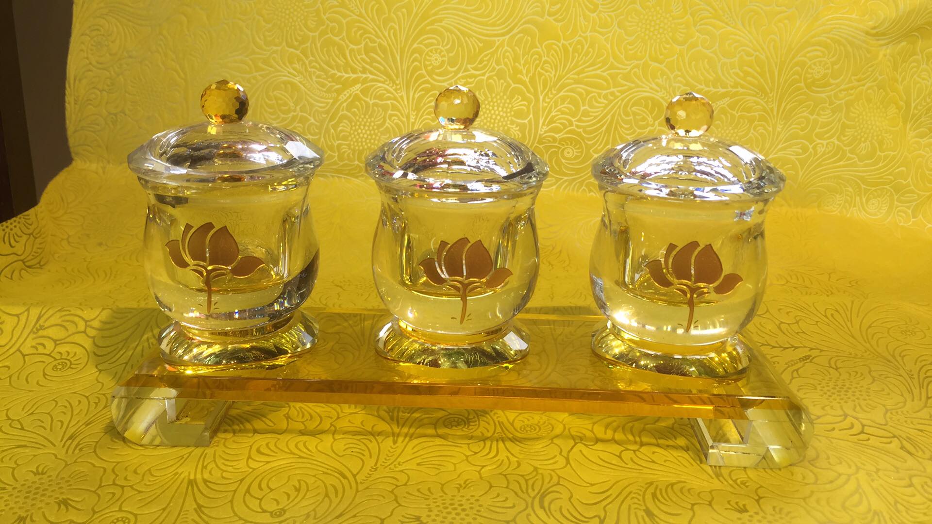 Bộ ba chóe nước cúng dường
