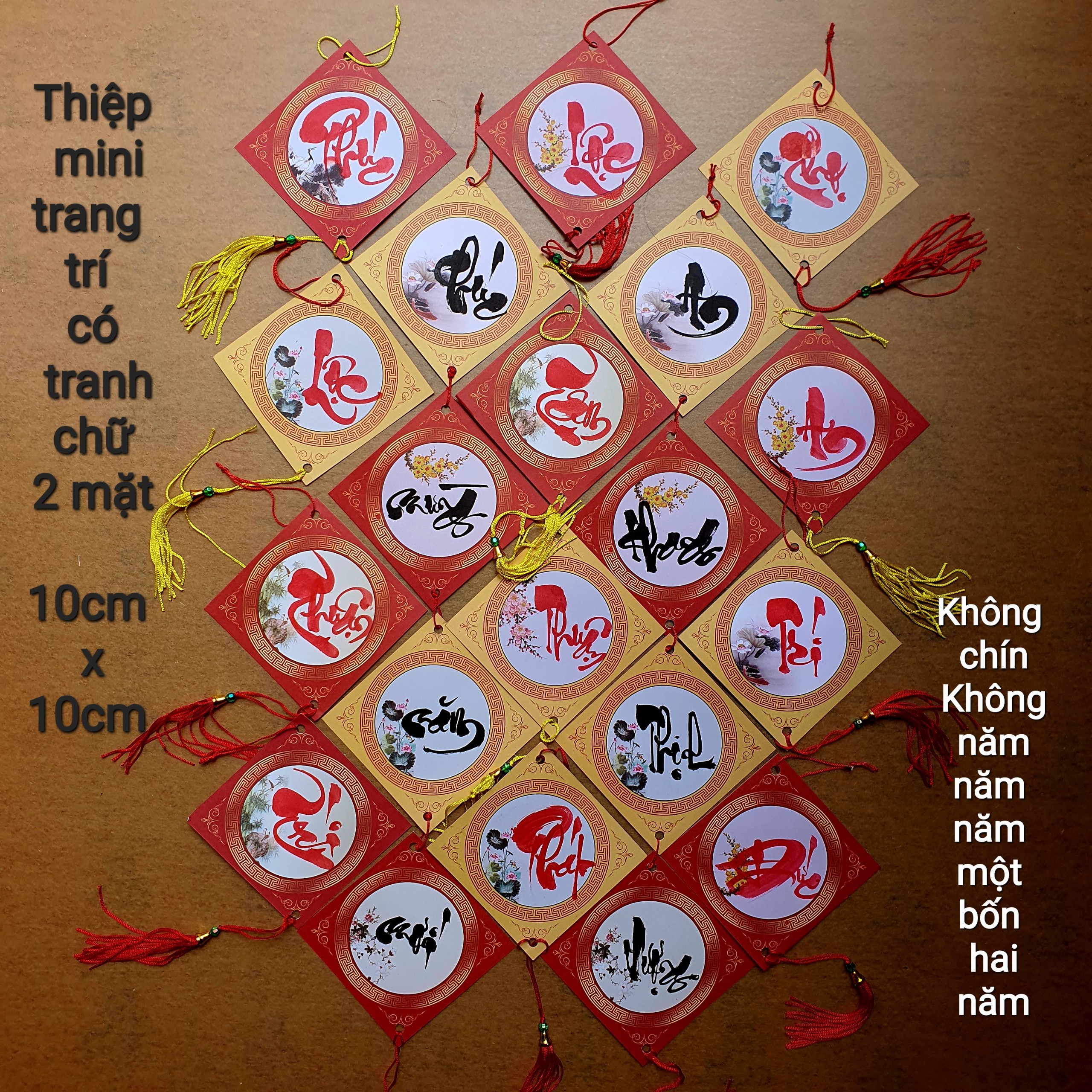 10 Thiệp mi ni treo trang trí tết in viết chữ 2 mặt kèm tua. 10cm x 10cm.