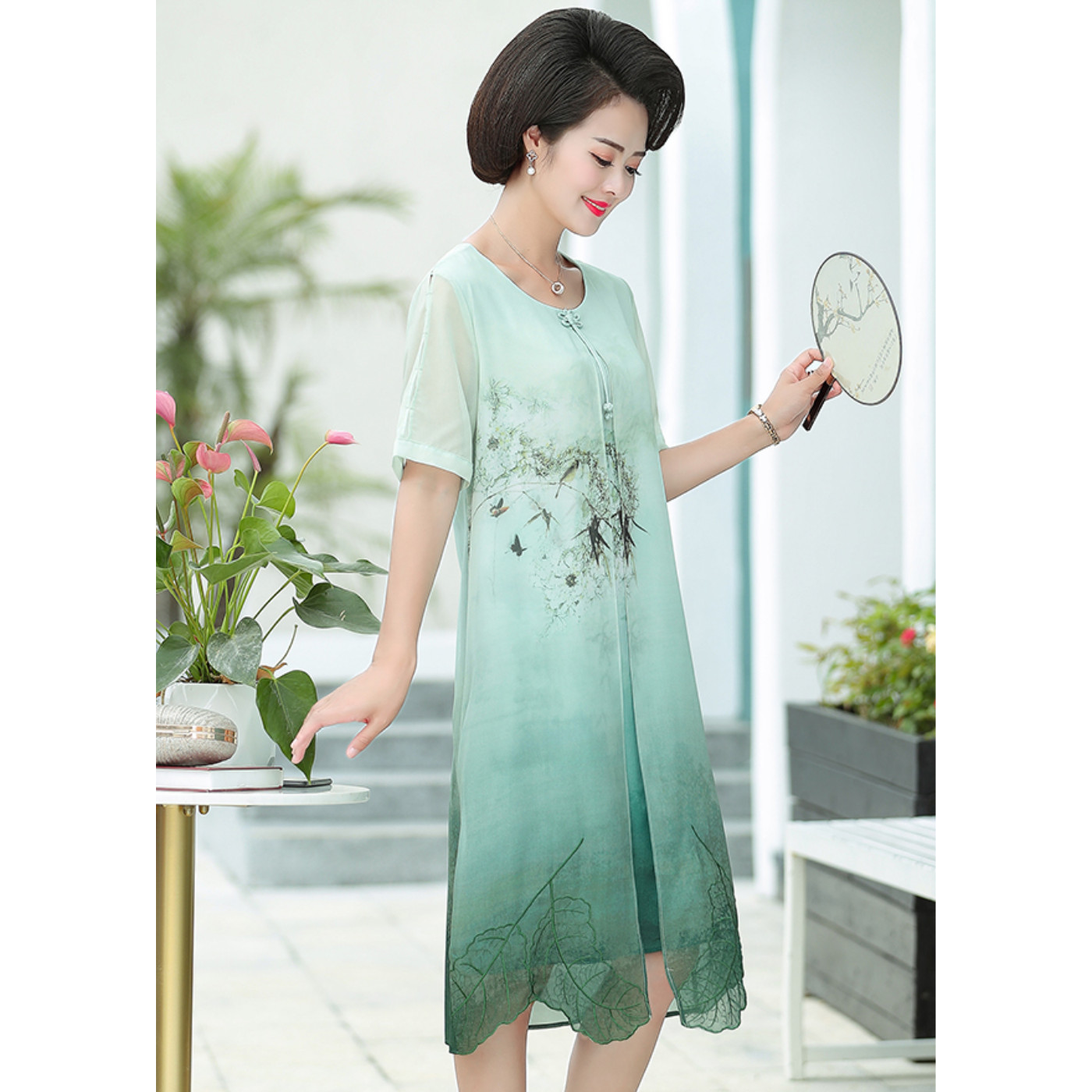 Váy trung niên chất liệu lụa voan thiết kế cao cấp kiểu dáng suông cách điệu cổ tròn tay ngắn họa tiết thủy mặc màu xanh ngọc A53