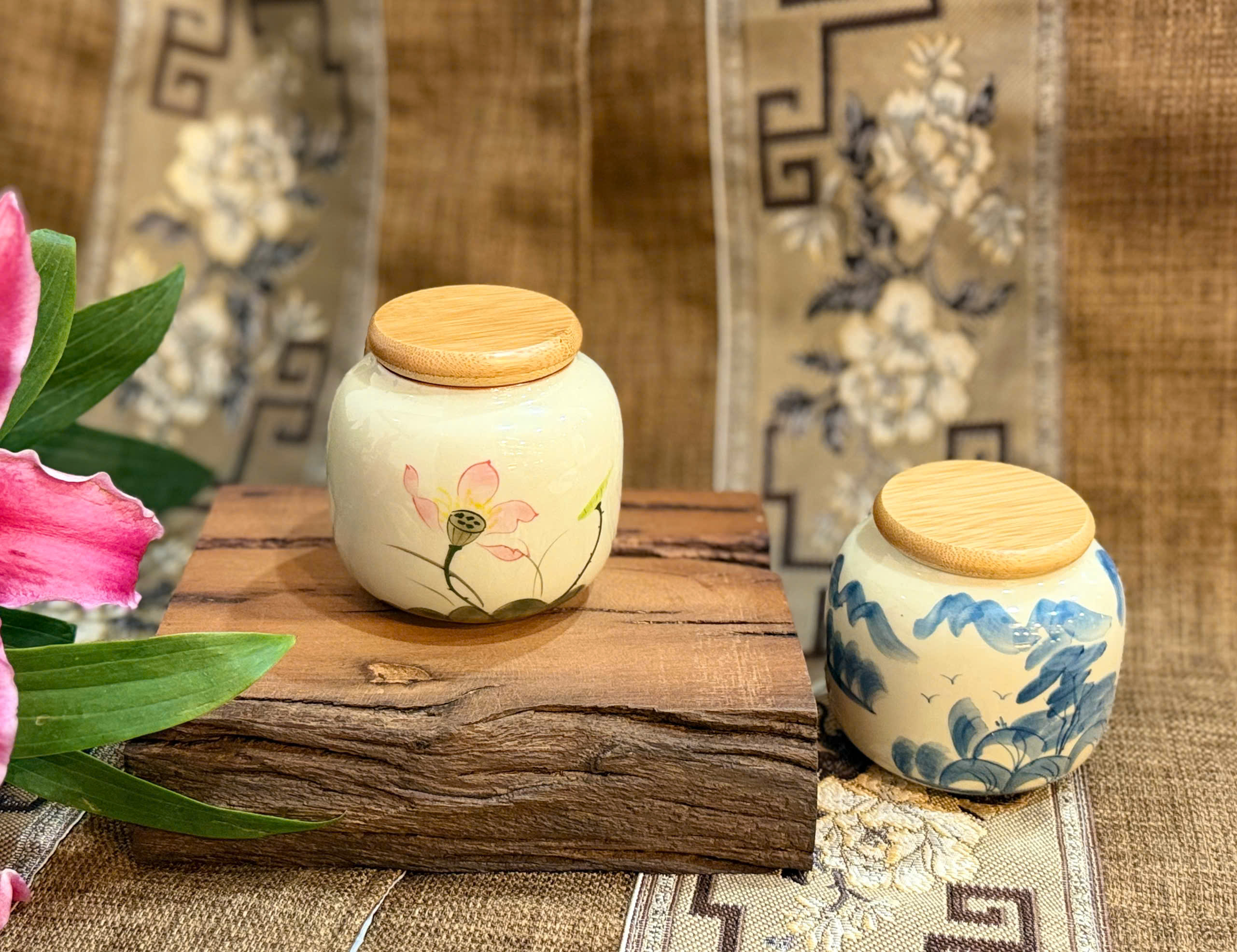 HŨ ĐỰNG TRÀ BẰNG SỨ NẮP GỖ - HỌA TIẾT HOA SEN & NÚI NON