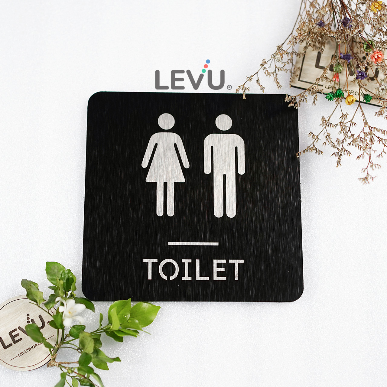 Bảng toilet bằng nhôm alu đen xước trang trí cửa khu vực nhà vệ sinh