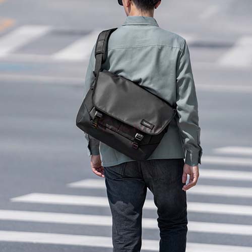 Túi đeo vai Tomtoc Premium Messenger Bag Commuting and Travel up to 16 inch H52-E02D01 - Hàng chính hãng