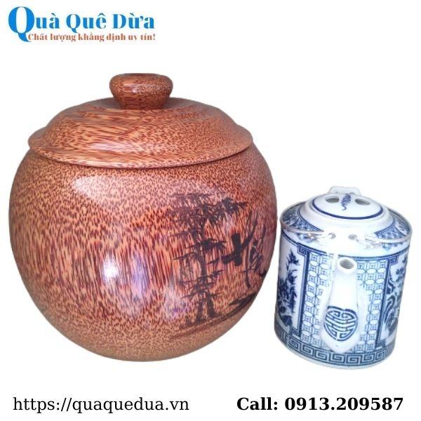 Bộ Bình Trà Gỗ Dừa Gọn Đẹp Hoa Văn Lồng Chữ Hiếu Và Bình Trà 700 - 950ml - Sản Phẩm Được Sản Xuất Tại Bến Tre