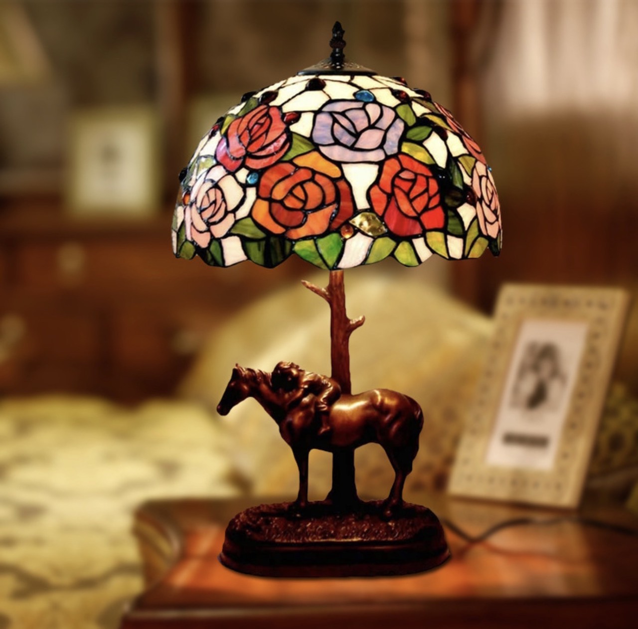 Đèn Bàn cao cấp kiểu dáng Tiffany Horse and Rose