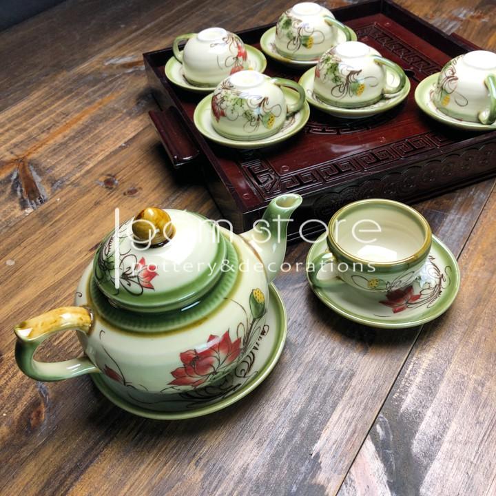 Ấm trà vẽ tay hoa sen dáng chóp