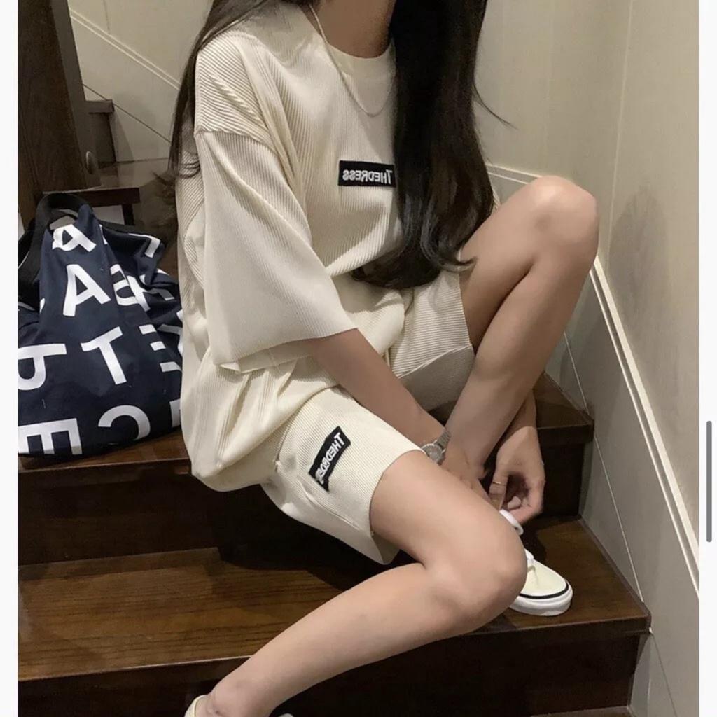 Bộ Áo Thun Unisex Kèm Quần Short Ống Rộng In Chữ THEDRESS Nổi