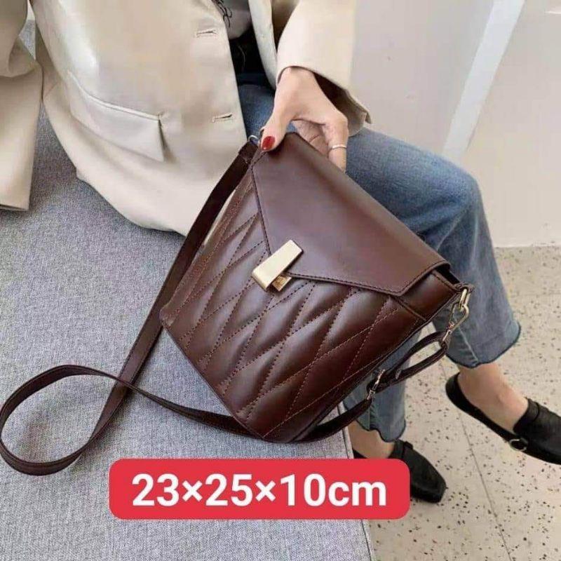 Túi Đeo Chéo Hình Thang Da Mềm Khoen Gài