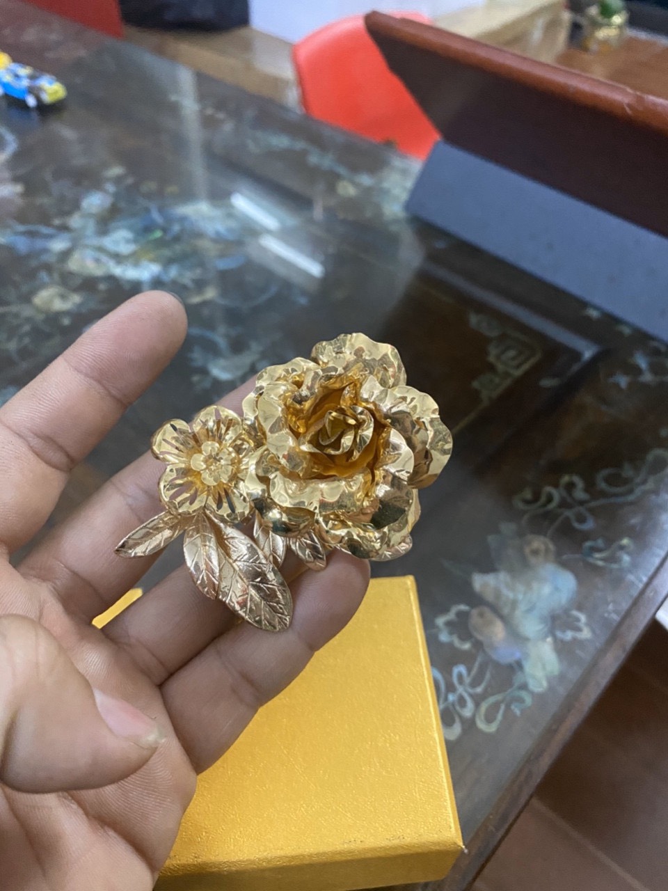 Hoa hồng cài áo mạ vàng 24k