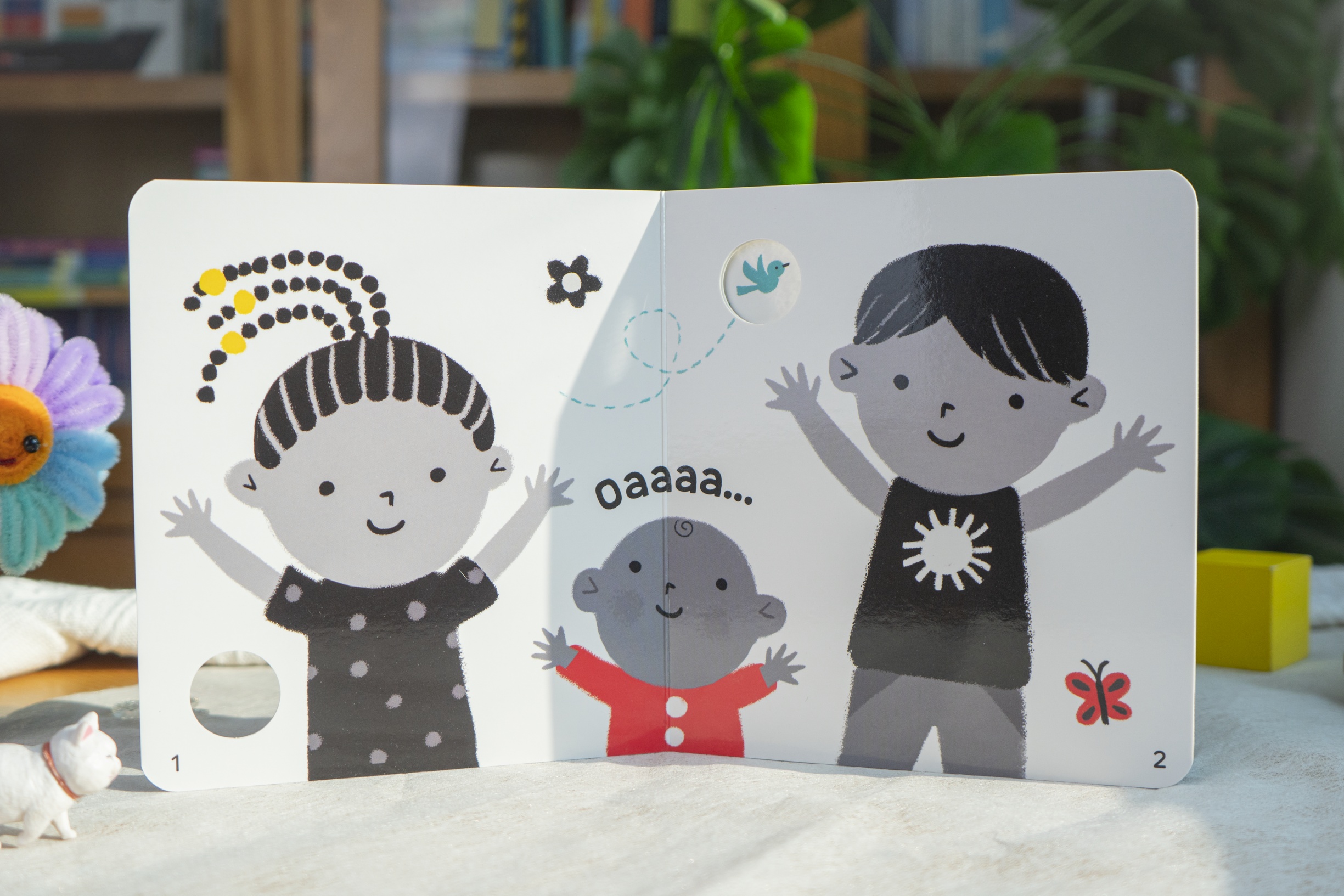 Sách kích thích thị giác - Đen trắng và màu sắc tương phản cho bé 0 -3 tuổi - Đinh Tị Books