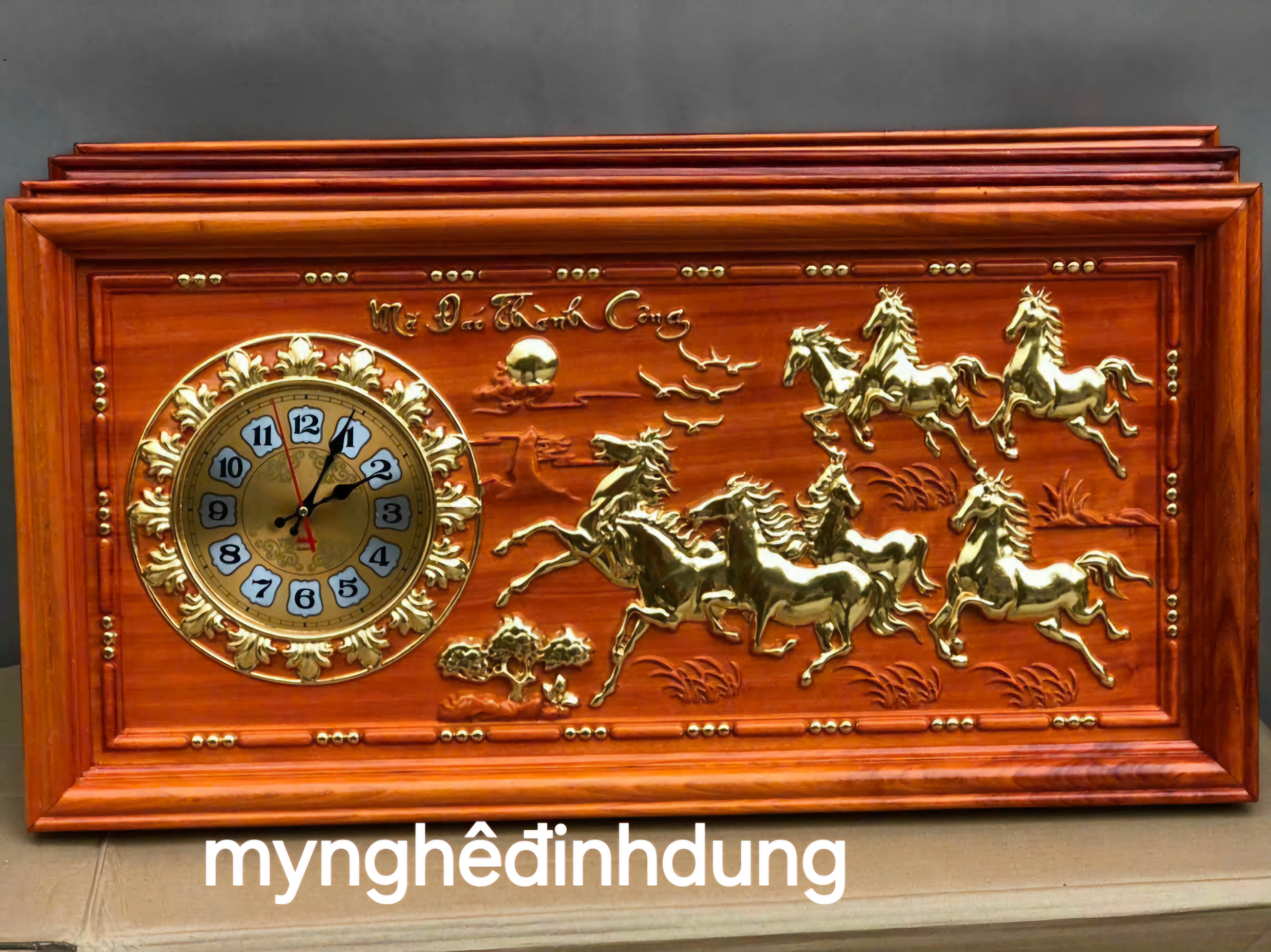Tranh đồng hồ treo tường khắc mã đáo thành công bằng gỗ hương đỏ 48x108x4cm