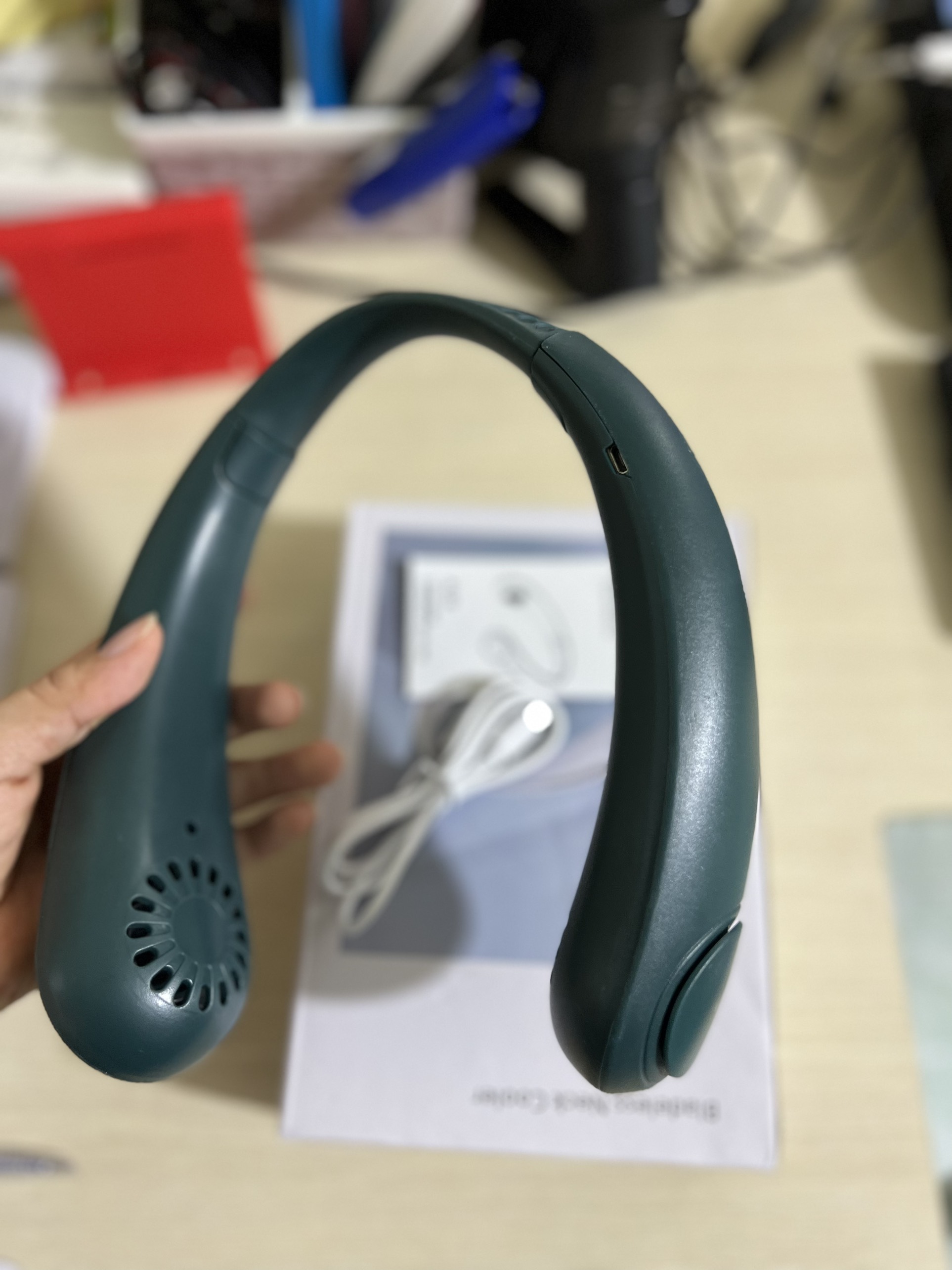 Quạt Mini Đeo Cổ 2 Cánh Quạt 2 Bên Phù Hợp Với Tài Xế Công Nghệ, Người Tập Thể Thao Hoặc Thường Xuyên Phải Ra Ngoài - Giao màu ngẫu nhiên