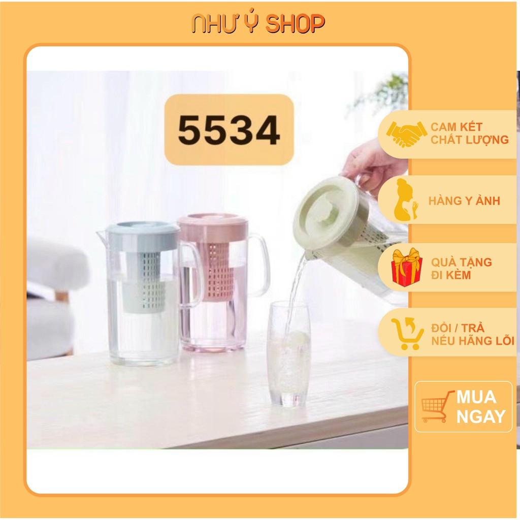 Bình đựng nước nhựa có tay cầm, có lọc trà bên trong 2000ml