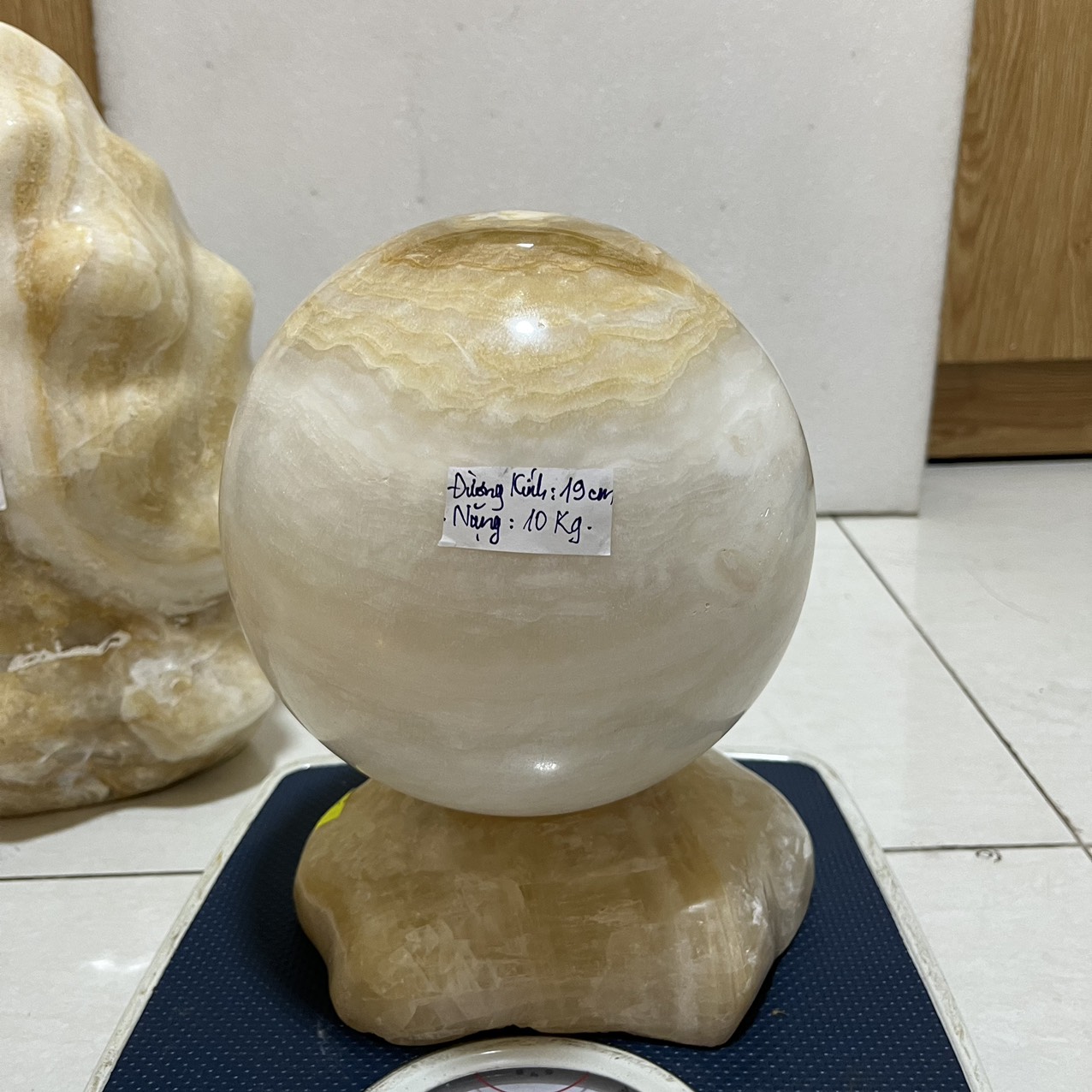 Quả cầu phong thủy đá tự nhiên màu vàng trắng đường kính 19 cm nặng 11kg  cho mệnh Kim và Thổ đá Việt Nam