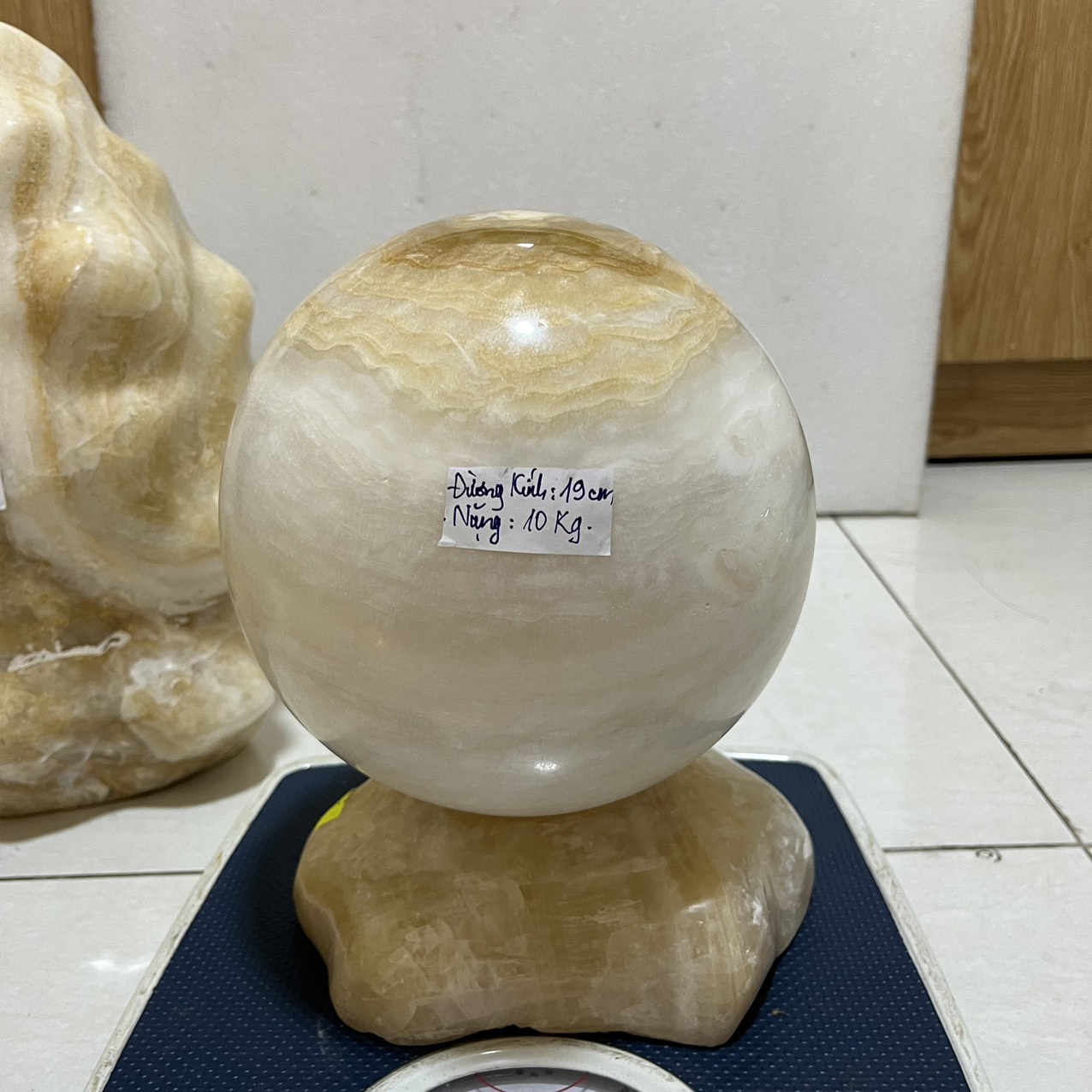 Quả cầu phong thủy đá tự nhiên màu vàng trắng đường kính 19 cm nặng 11kg cho mệnh Kim và Thổ đá Việt Nam