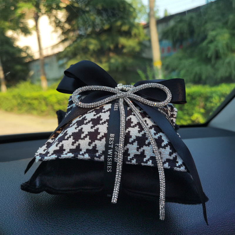 Túi đựng hoa khô kết hợp cùng than tre hoạt tính hút ẩm, khử mùi xe ô tô tỏa hương thơm ngát