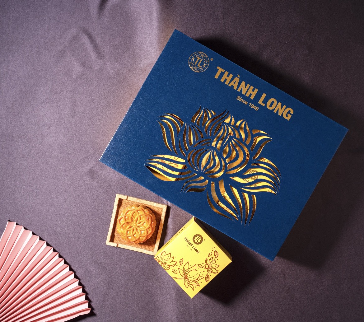 Bộ hộp Bánh trung thu 4 bánh 2 trứng 220g Trường Phúc - Thành Long - 880g - tặng 1 hộp trà - VIỆT NAM