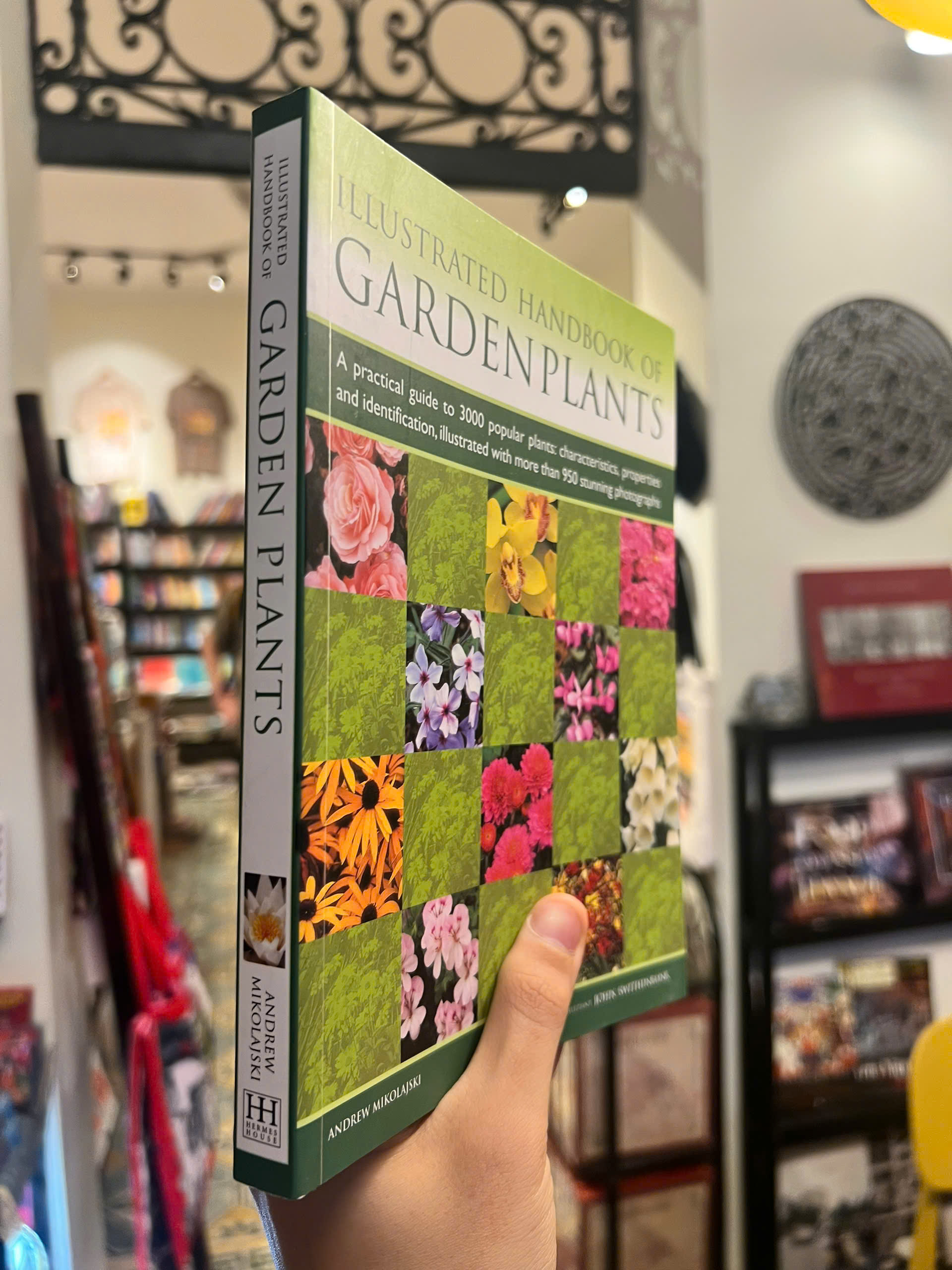 Sách - Illustrated Handbook Of Garden Plants: A Practical Guide To 3000 Popular Plants